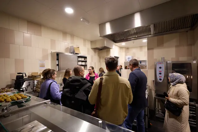 Wer möchte, kann im Rahmen eines „Social Team Days“ gemeinsam in der Gastro-Küche des Hauses Gerichte zubereiten und vor Ort für die Bewohnerinnen und Bewohner ausgeben. Die Lebensmittel organisiert das Haus selbst, Kochgruppen bringen Zeit und Engagement mit. | Foto: Johannes Hloch