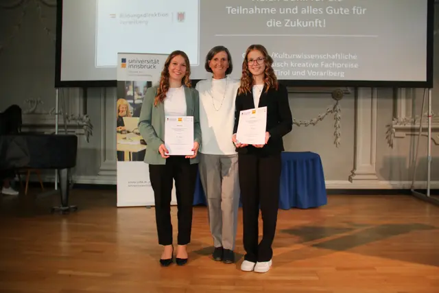 Tabea Kärle (li.) und Julia Dobler (re.) bei der feierlichen Preisverleihung in Innsbruck. | Foto: BG/BRG Reutte