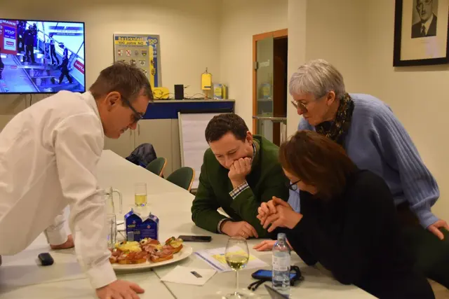 "Stimmen-Kaiser": Landtagsabgeordneter Anton Erber (l.) mit Paul Nemecek, Gabriele Langsenlehner und Katja Seitner bei der Analyse der Wahlergebnisse der Volkspartei im Bezirk Scheibbs | Foto: Roland Mayr/MeinBezirk Scheibbs