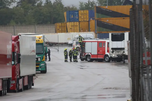 In Edt bei Lambach konnte ein Lkw-Lenker von der Feuerwehr nur mehr tot aus seiner Fahrerkabine geborgen werden. | Foto: laumat.at