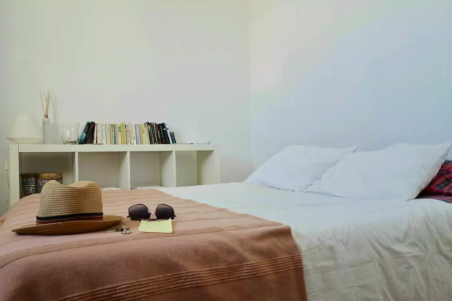 Kalte Betten sind ein rotes Tuch. Ein Zweckentfremdungsverbot könnte Airbnb auch an den Kärntner Seen den Riegel vorschieben. | Foto: Unsplash/Kelcie Papp