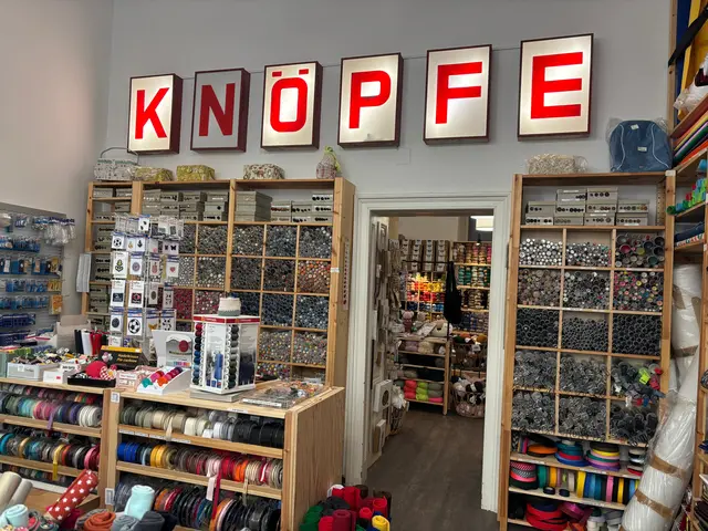 Heute findet man in den hellen Regalen alles, was das Handarbeitsherz begehrt: Knöpfe, Nähzubehör, Wolle, Häkel- und Stickbedarf. | Foto: Pia Rotter/MeinBezirk