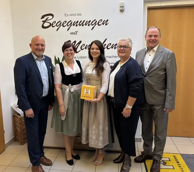 Am Foto von li: Dr. Rudolf Ferdinand Watschinger, EKiZ Wichtelhaus Leiterin Erika Ganglberger, Hilfswerk Lebenshaus Stützpunktleiterin Jenny Wolfesberger, Hilfswerk Vereinsobfrau, Vizebürgermeisterin Anneliese Bräuer sowie Bürgermeister LAbg. Josef Rathgeb von der Marktgemeinde. | Foto: Hilfswerk Oberneukirchen 