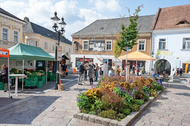 Lounge-Möbel und Gastgärten sorgten für gemütliche entspannte Atmosphäre zum Verweilen, während die verkehrsberuhigten Bereiche entspannte Aufenthaltsqualität schufen. | Foto: Johannes Ehn