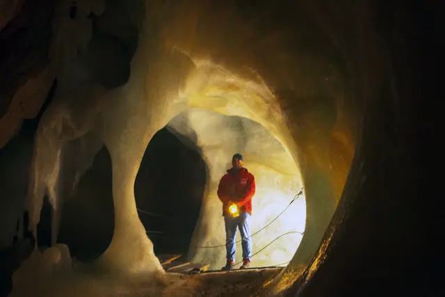 Bild # 2824: siehe Beschreibung unter 2823. Dort war noch etwas mehr Licht durch Blitzlicht der Besucher. Hier ließ das Blitzlichtgewitter zufällig nach und so ist der kleine Kreis der erleuchteten Eishöhle zu erkennen und der Rest versinkt in der Dunkelheit der Höhle. | Foto: © by Ing. Günter Kramarcsik