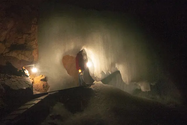 Bild # 2829: Ein Eigebilde mit der Bezeichung "Elefant". Vor Jahren mag diese Bezeichnung seine Berechtigung gehabt haben, aber jetzt erinnert diese Eisskulptur eher an einen Eisbär, welcher sich zum Boden hin bückt. Oder was seht IHR darin? | Foto: © by Ing. Günter Kramarcsik