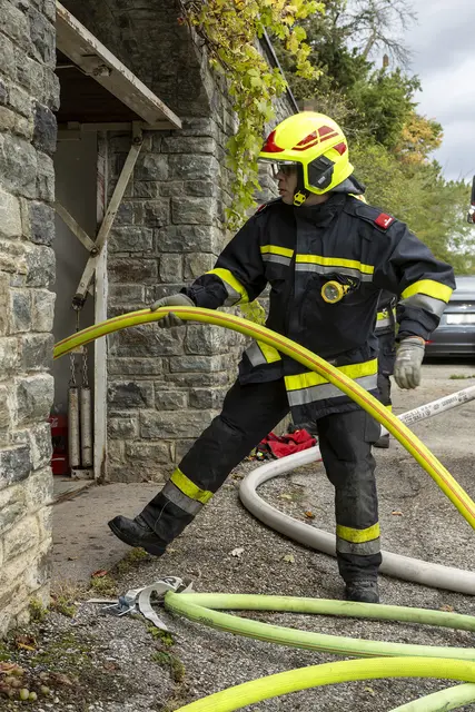 Rasch rückten mehrere Fahrzeuge der beiden Feuerwachen aus. | Foto: Manfred Wimmer