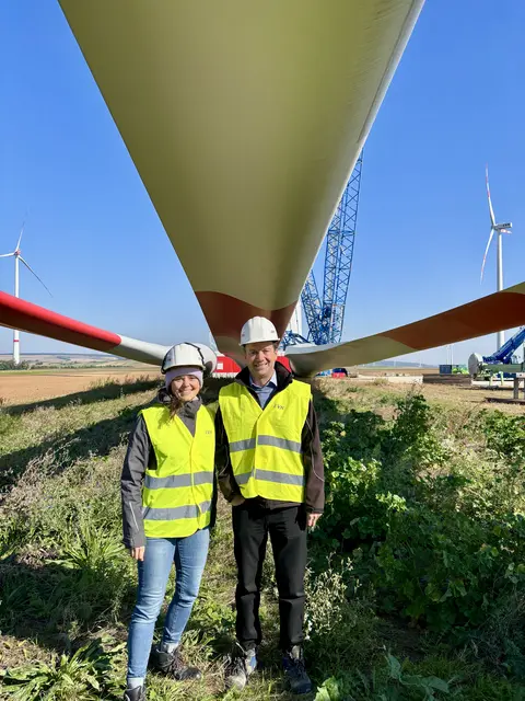 Unter den neuen Rotorblättern: Katharina Rauch und Stefan Sauermann (beide EVN) | Foto: MeinBezirk/Birgit Bachhofner