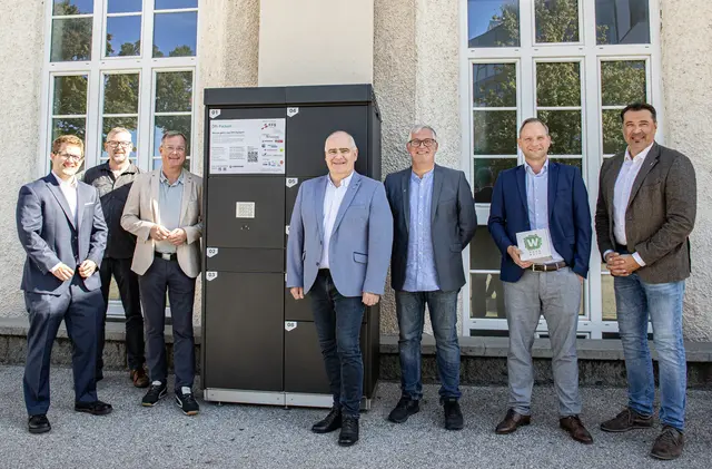 Benjamin Schwendinger (Projektleiter Fraunhofer Austria), Johannes Stelzer (Variocube), Bernhard Zwielehner (Bürgermeister Ried im Innkreis), Thomas Dim (Vizebürgermeister Ried im Innkreis), Michael Großbötzl (Malerei Großbötzl), Klaus Wimmer (Geschäftsführer OÖ Verkehrsverbund Gesellschaft), Michael Stockinger (Projektkoordinator OÖ). | Foto: Stadtamt Ried