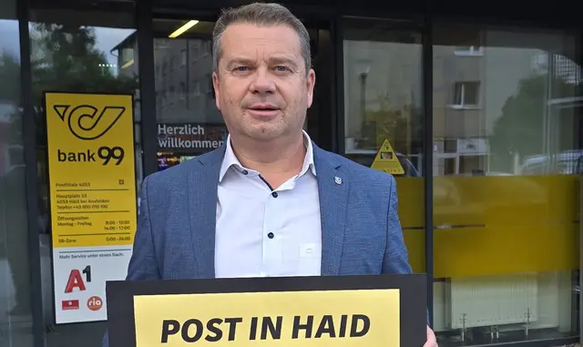 Bürgermeister Christian Partoll macht mobil: Mit der Tafel „Post in Haid muss bleiben!“ setzt er vor der bedrohten Filiale ein klares Zeichen gegen die drohende Schließung. | Foto: Stadtgemeinde Ansfelden