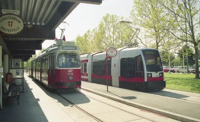 Ulf Versuchsträger 2. Ausführung mit Porsche-Design, Mittelteil niederflurig und Heckteil c-Beiwagen in Oberlaa und Linie 67 Type E2-c5, 1994. (Archiv) | Foto: Wiener Linien