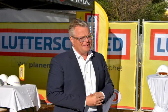 Bauherr Ernst Lutterschmied offenbarte die Pläne | Foto: MeinBezirk/Helmut Riedl