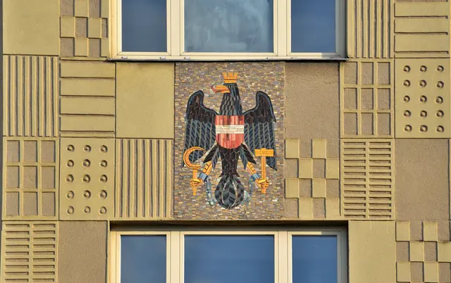 Im Zentrum der 36 Quadratmeter großen Wand: das Wappen der Republik Österreich, der "Bundesadler" (Ausführung in Mosaik, H 160 B 100 cm). | Foto: Hans-Peter Kriener