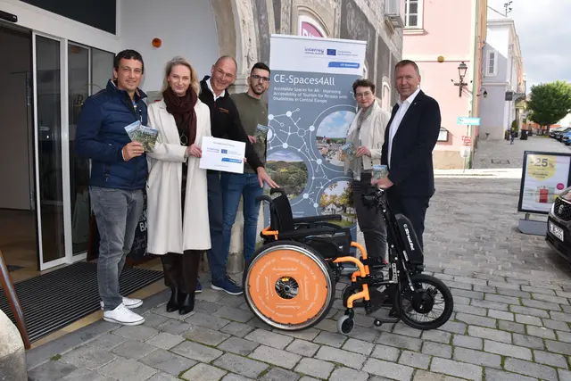 Titelfoto Hollabrunn: Freizeit ohne Hindernisse: Sehenswürdigkeiten rund um Retz lassen sich jetzt bequem mit einem E-Rollstuhl erkunden. Ausleihbar beim Partner sgrafit bike am Hauptplatz. | Foto: Goll