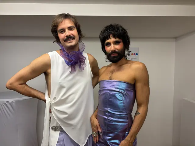 Titelfoto Tulln: Frau Thomas (Tom Neuwirth re.) und Herr Martin (Martin Zerza li.) gaben in Tulln ein Konzert. Mit viel Charme gab das Duo Musik und Witz in einem zum Besten. | Foto: Victoria Edlinger