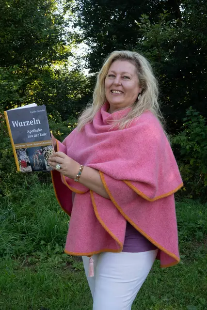 Titelfoto Waidhofen an der Thaya: Eunike Grahofer präsentierte vergangenen Freitag im Stadtmuseum Waidhofen unter großem Interesse ihr neuestes Buch „Wurzeln - Apotheke aus der Erde“. | Foto: Grahofer