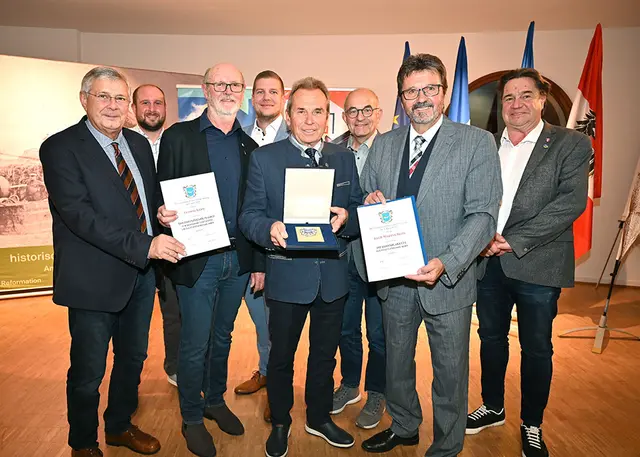 Bürgermeister Gerhard Lentschig zeichnete den langjährigen Kultur-Stadtrat Martin Seidl mit der „Ehrenplakette der Stadt Horn“ aus. | Foto: Stadtgemeinde Horn