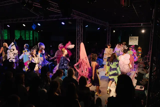 Knapp 60 Entwürfe wurden von Modeschülerinnen und -schülern detailgetreu nachgeschneidert.  | Foto: leggou