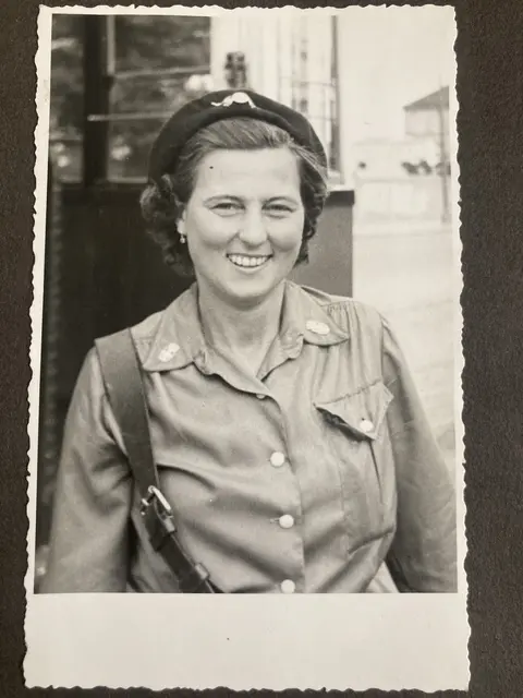 Emma Wenda als Schaffnerin der Wiener Linien. | Foto: privat/zVg