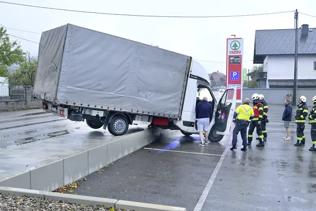 Der Klein-Lkw stürzte über eine Mauer auf den Parkplatz. | Foto: Fesl