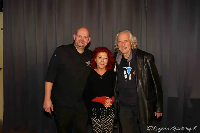 Bühnenwirt Roland Mayer mit Milica und Hans Theessink.