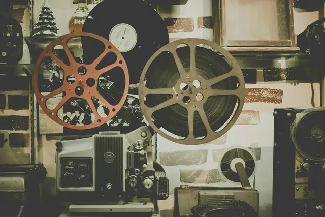 Versteckt im Brigittenauer Gemeindebau befindet sich das Filmarchiv der Wiener Arbeiterbewegung. Am 16. Oktober öffnet es seine Türen. (Symbolfoto) | Foto: Noom Peerapong/Unsplash