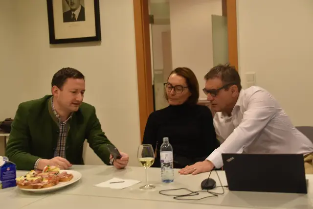 "Stimmen-Kaiser": Landtagsabgeordneter Anton Erber (r.) mit Paul Nemecek und Katja Seitner bei der Analyse der Wahlergebnisse der Volkspartei im Bezirk Scheibbs | Foto: Roland Mayr/MeinBezirk Scheibbs