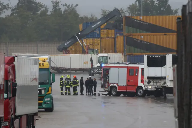 In Edt bei Lambach konnte ein Lkw-Lenker von der Feuerwehr nur mehr tot aus seiner Fahrerkabine geborgen werden. | Foto: laumat.at