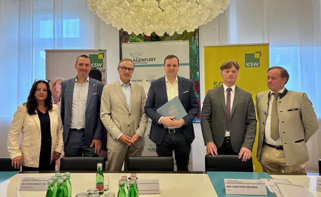 Vertragsunterzeichnung im Klagenfurter Rathaus: Vizebürgermeister Patrick Jonke mit (v.l.) KSW-Anwältin Astrid Wutte-Lang, den KSW-Geschäftsführern Christian Piber und Stefan Konecny, Notar Hans Peter Umfahrer und Rechtsanwalt Martin Wiedenbauer.
 | Foto: StadtKommunikation