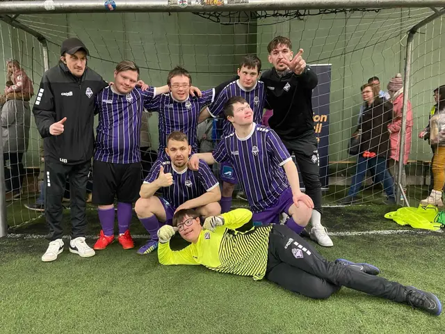 Seit drei Jahren gibt es bereits das „Austria Salzburg Power-Team“, das körperlich und/oder geistig beeinträchtigte Kinder und Jugendliche die Möglichkeit gibt, ihrem Hobby, dem Fußball, nachzugehen. Trainer Haris Borozni (1.v.l.) war Mitinitiator des ganzen Projekts. Er teilt sich die Trainerarbeit mit Max Grasegger (1.v.re.). | Foto: zVg/Haris Borozni/SV Austria Salzburg