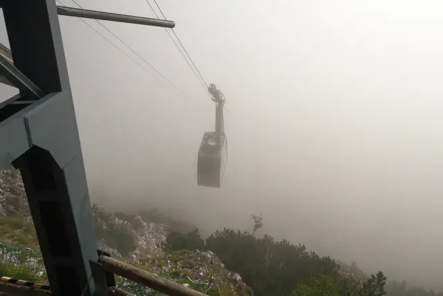 Bild # 2888: so taucht auch die Gondel der steilsten Seilbahn Österreichs aus der Nebelsuppe auf.   | Foto: © by Ing. Günter Kramarcsik