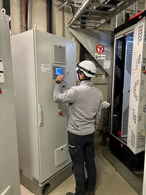 Für die Dauer unseres Besuchs schaltet Lukas Fürnkranz das Windrad aus Sicherheitsgründen ab. | Foto: MeinBezirk/Birgit Bachhofner
