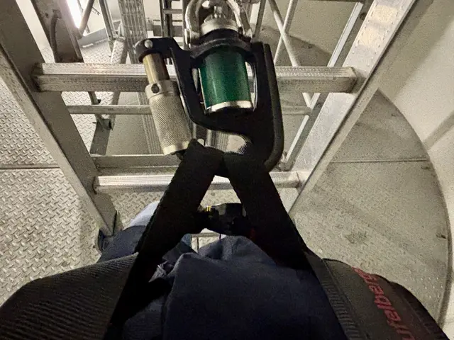 Eine zusätzliche Sicherung am Bauch für die letzten Meter über die Leiter. | Foto: MeinBezirk/Birgit Bachhofner