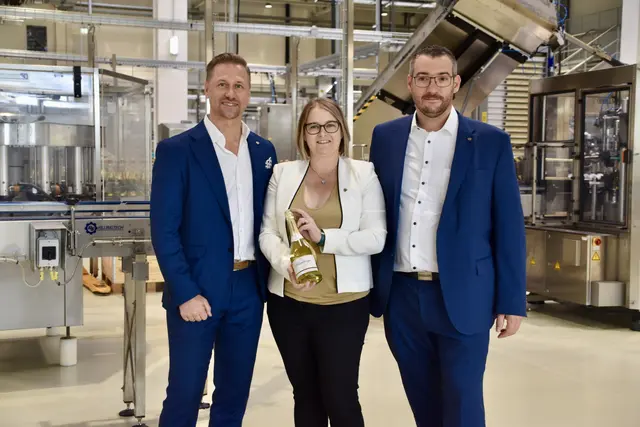 (v.l.) Chief Marketing Officer (CMO) Florian Czink, Kellermeisterin und Chef-Önologin Aurore Jeudy und Produktionsleiter Patrick Meszarits.  | Foto: Stefan Schneider