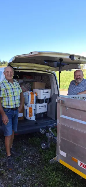 Kasbauer (l.) und Schmiedseder bei der Anlieferung. | Foto: Sigi Kasbauer