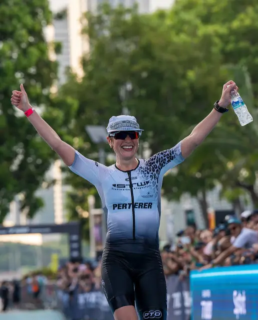 Lisa Perterer beim T100 Singapur Zieleinlauf 2025. | Foto: T100