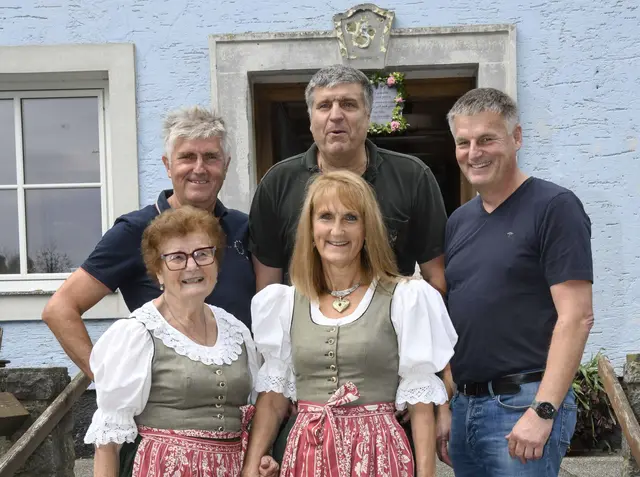 Beim Frühschoppen Ende September: Friederika Kühberger mit Tochter Hannelore und den Söhnen von links Fritz, Max und Klaus. | Foto: Rudolf Dornik