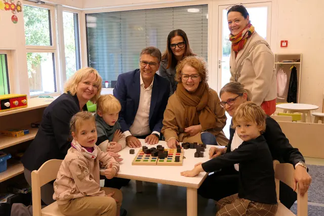 Eröffnung des Kindergartenzubaus Sonnenblumenweg in Bad Vöslau: Kindergartenleiterin Birgit Holzbauer, Bürgermeister Christian Flammer, Manuela Cap, Familien-Landesrätin Christiane Teschl-Hofmeister, Astrid Göschl und Verena Kaltenegger mit Isabell, Elias und Joel | Foto: Stadtgemeinde Bad Vöslau