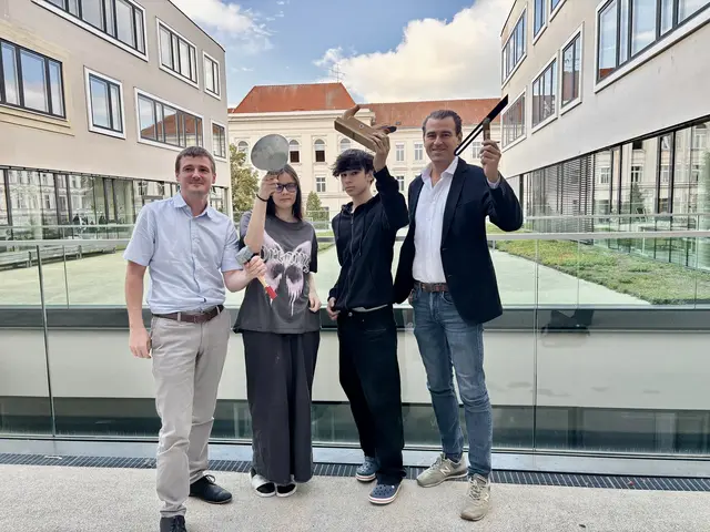 Titelfoto Krems: Martin Müllner (Polytechnische Schule), Schüler Simone Knotzova &amp; Aflat Besleaga sowie Paul Birngruber (Wirtschaftsbeirat) laden zur Lehrstellenbörse am 21. Oktober ins Schulzentrum. | Foto:  Simone Göls