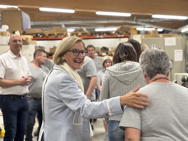 Titelfoto Pielachtal: Bei der Traditionstschlerei Grassmann im Pielachtal gab es kürzlich hohen Besuch. Landeshauptfrau Mikl-Leitner überzeugte sich bei einem Betriebsbesuch von der Qualität der regionalen Werke.  | Foto:  Chalusch