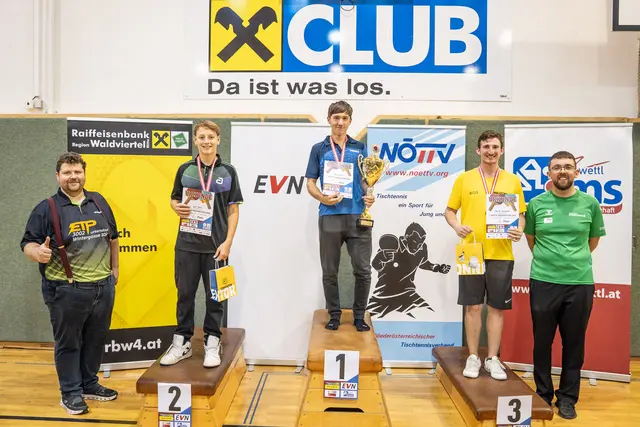 Martin Mayerhofer (Obmann UTTC Zwettl) rechts und Andreas Weidenauer (Sektionsleiter Tischtennis Union Ottenschlag) links mit den Siegern. | Foto: fotozwettl / Claus Schindler