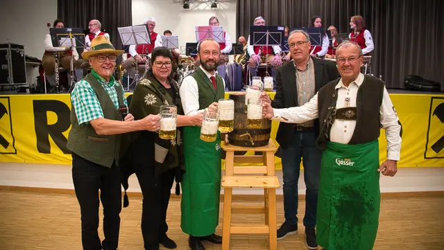 Der Höhepunkt des 7. Oktoberfest der Kinderfreunde Kammern war der traditionelle Bieranstich, den SPÖ Landesparteivorsitzender Max Lercher und Bürgermeister Karl Dobnigg in Begleitung von Landtagspräsidentin Helga Ahrer und Vizebürgermeister Johann Ruppnig vornahmen. | Foto: Norbert Ortner