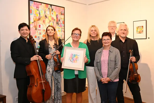 Künstlerin Sylvie Gasser mit Bgm. Dagmar Händler, Helga Fiala und den Vienna Strings.
 | Foto: Pohl