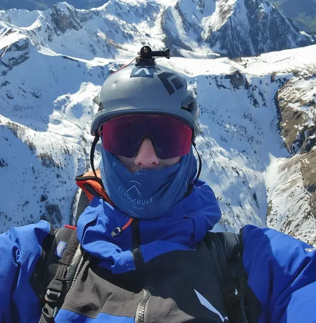 Der 21-Jährige konnte seinen großen Traum, einen Flug über das Dachsteinmassiv, verwirklichen.
 | Foto: Lorenz Friesenbichler