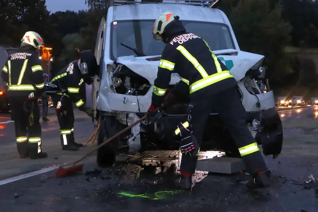 Die Florianis übernahmen die Aufräumarbeiten. | Foto: FF Oepping