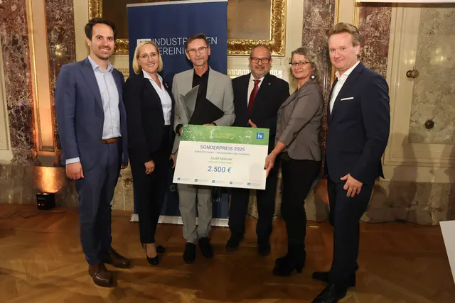 BM Christoph Wiederkehr, Bgm. Elke Halbwith, Volksschuldirektor Josef Maurer, Schulqualitätsmanager Peter Hochwald, Dipl. Päd. Michaela Staud, Georg Knill, Präsident der Industriellenvereinigung | Foto: Katharina Schiffl/Industriellenvereinigung