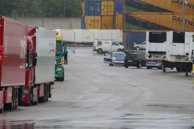 In Edt bei Lambach konnte ein Lkw-Lenker von der Feuerwehr nur mehr tot aus seiner Fahrerkabine geborgen werden. | Foto: laumat.at