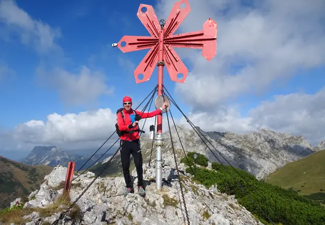 Unser wandernder Regionaut Franz Sturmlechner aus Oberndorf an der Melk genießt den goldenen Herbst bei einer Tour auf die Leobner Mauer in der Steiermark. | Foto: Franz Sturmlechner