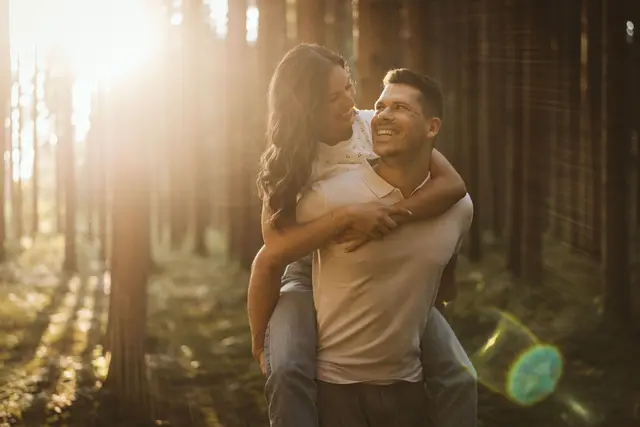 Fotograf Michael Schafranek aus Purgstall an der Erlauf setzt die Models Ines und Stefan im goldenen Herbst perfekt in Szene. | Foto: Michael Schafranek