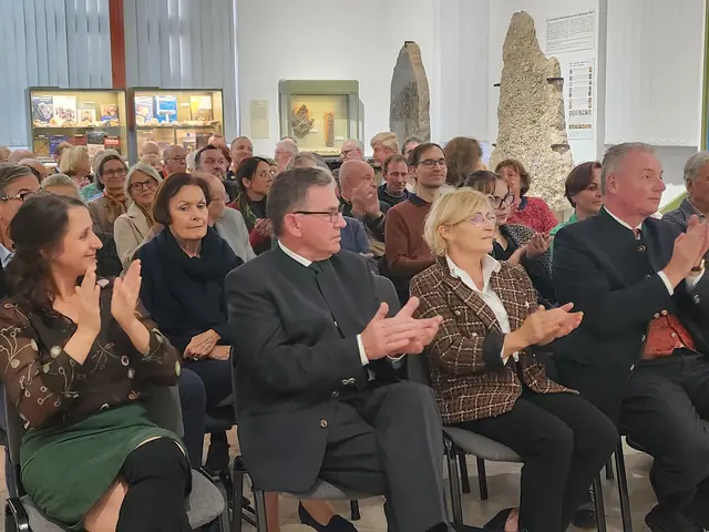Unter großem Andrang präsentierten Experten und Ehrengäste historische Schätze aus der Büchsenmacherfamilie Krahuletz. | Foto: Archiv Krahuletz-Museum